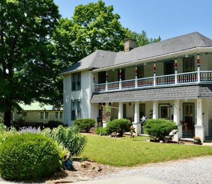 Escape to Romance: Unwind at Our Handpicked Selection of Romantic Hotels in Mountain View (Arkansas)