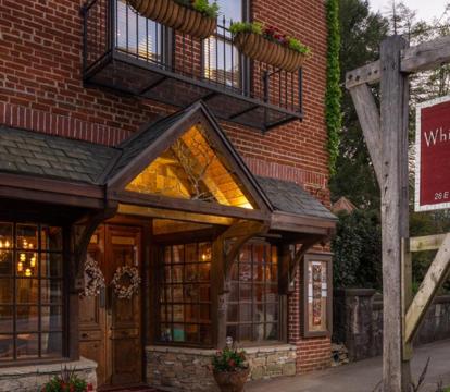 Escape to Romance: Unwind at Our Handpicked Selection of Romantic Hotels in Clayton (Georgia)
