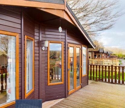 Photo of 3 Bedroom Lakeview Lodge - Ensuite & Balcony Deck