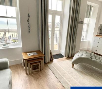 Photo of Beachfront with balcony 1st Floor apartment 