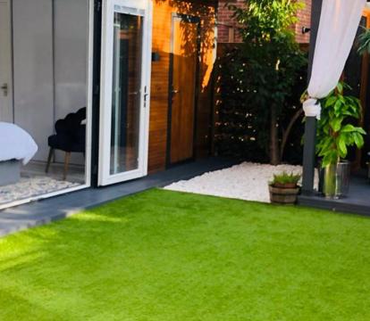 Photo of MeeZee Pearl Double Bed Lodge With Free Parking