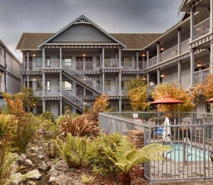 Photo of Best Western Plus Bayshore Inn