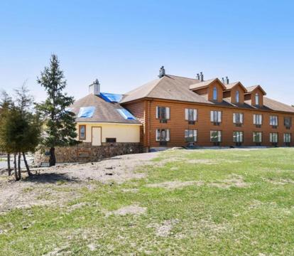 Photo of Casa Loma Inn & Suites by OYO Davenport IA near I-80