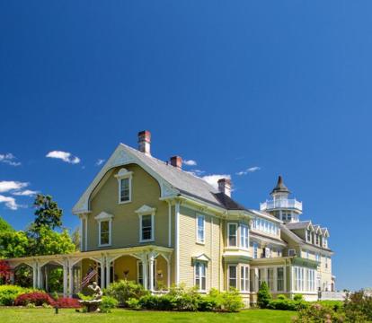 Escape to Romance: Unwind at Our Handpicked Selection of Romantic Hotels in Searsport (Maine)