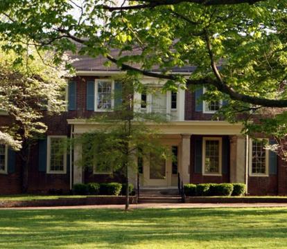 Escape to Romance: Unwind at Our Handpicked Selection of Romantic Hotels in Versailles (Kentucky)