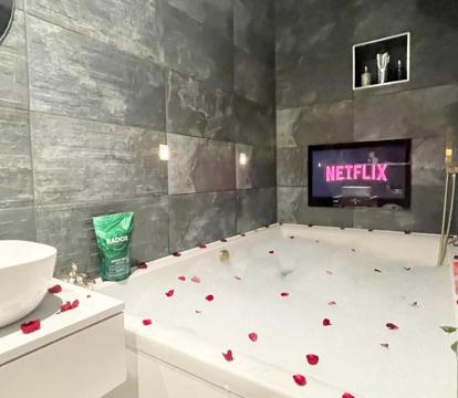 Photo of Cloud9 Holiday Accommodation- 2 Bedroom self contained garden flat - Luxury bath, Netflix, Superfast Wifi, Parking included