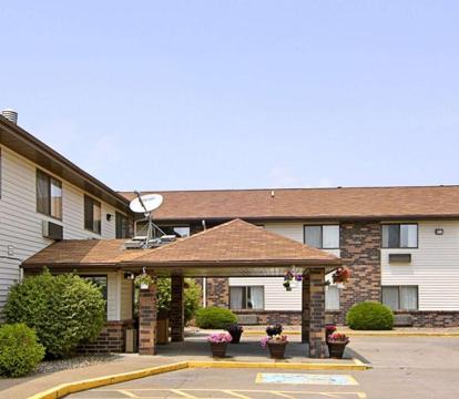 Photo of Days Inn & Suites by Wyndham Davenport East