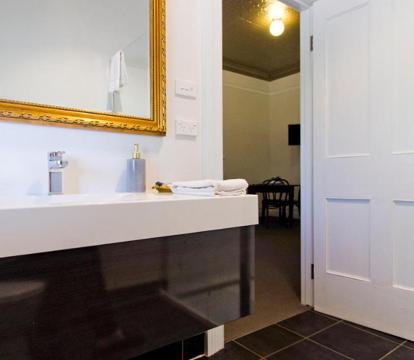 Photo of Deloraine Hotel