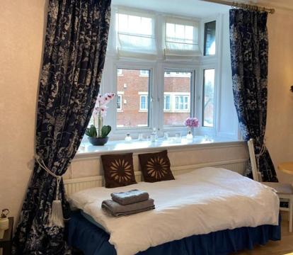 Photo of Deluxe Three Bed Apartment in Henley-on-Thames near Station River & Town Centre