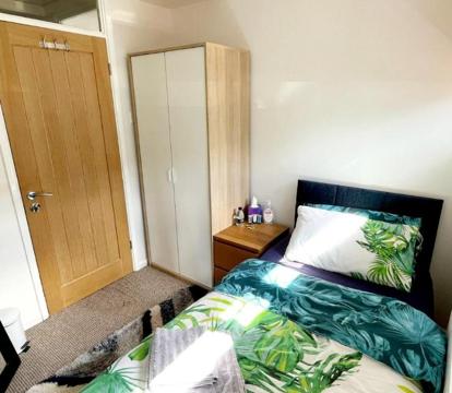 Photo of 5min Drive to Luton Airport, 2 Train Stations & Motorway - FREE PARKING - LATE CHECK OUT 11AM - Quiet & Peaceful Location with a relaxing Garden - ONLY 25min drive to North LONDON - FREE WIFI