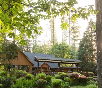 Best Adults-Only hotels in Vida (Oregon)