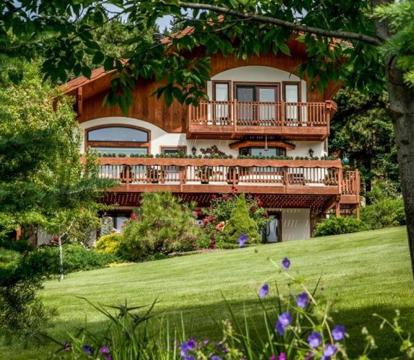 Photo of Fox Den Bed & Breakfast