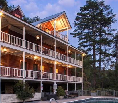Escape to Romance: Unwind at Our Handpicked Selection of Romantic Hotels in Clarkesville (Georgia)