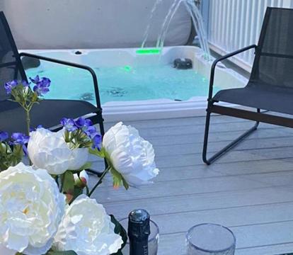 Photo of Graceland Lodge with Hot Tub