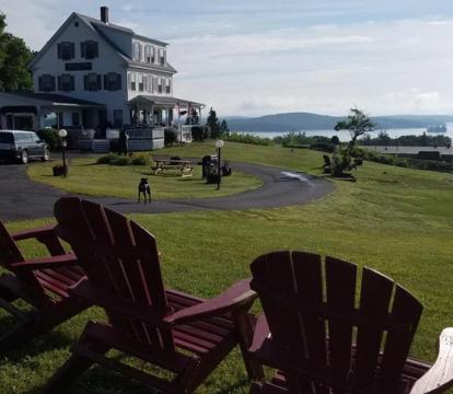 Escape to Romance: Unwind at Our Handpicked Selection of Romantic Hotels in Weirs Beach (New Hampshire)