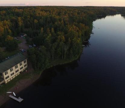 Escape to Romance: Unwind at Our Handpicked Selection of Romantic Hotels in Moose Lake (Minnesota)