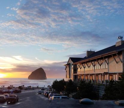 Escape to Romance: Unwind at Our Handpicked Selection of Romantic Hotels in Pacific City (Oregon)
