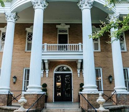 Escape to Romance: Unwind at Our Handpicked Selection of Romantic Hotels in Opelika (Alabama)