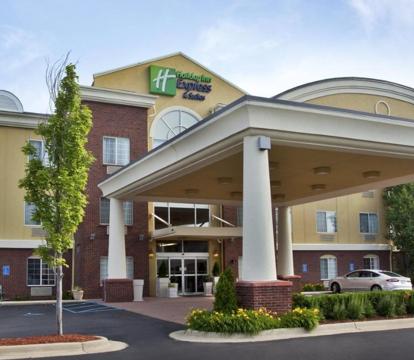Photo of Holiday Inn Express Hotel & Suites Woodhaven, an IHG Hotel