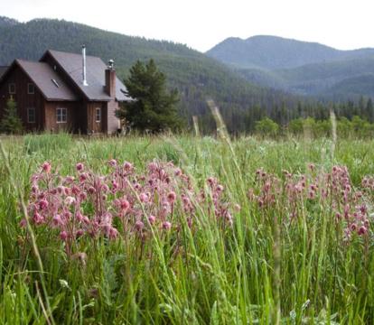 Escape to Romance: Unwind at Our Handpicked Selection of Romantic Hotels in Whitehall (Montana)