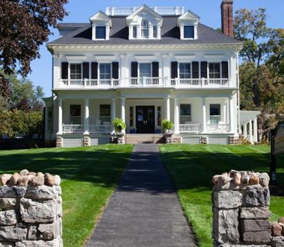 Escape to Romance: Unwind at Our Handpicked Selection of Romantic Hotels in Aurora (New York State)