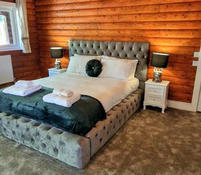 Photo of Kaoglen-Blossom-Hot tub-Cairngorms-Pet Friendly