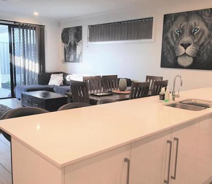 Photo of Luxury home in Christies Beach with King Bed, NBN, Netflix, 3Bed 2Bath