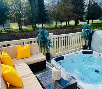 Photo of Lakeshore Lodge with Hot Tub