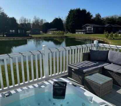 Photo of Lakeside Retreat Lodge With Hot Tub