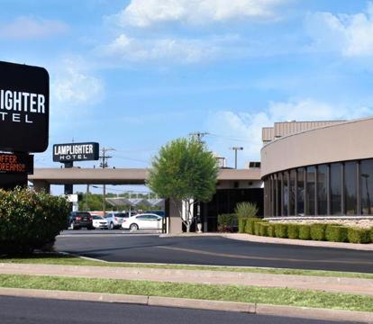 Photo of Lamplighter Inn-South