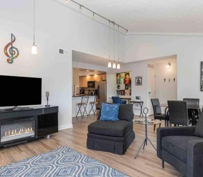 Photo of Large, Stunning Elvis themed condo,10 min from CVG