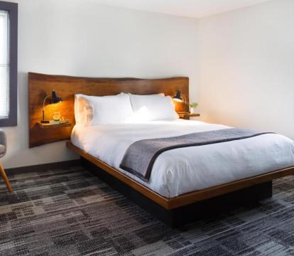 Photo of Main and Mountain