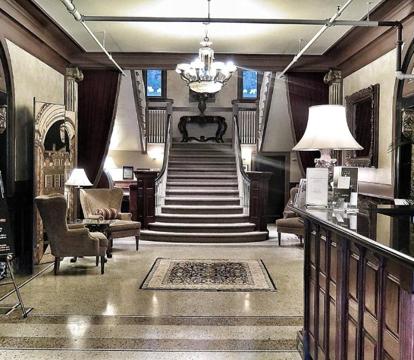 Photo of MarQueen Hotel