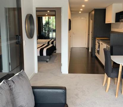 Photo of Midnight Luxe 1 BR Executive Apartment in the heart of Braddon Pool Sauna Secure Parking Wine WiFi Netflix