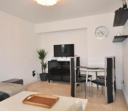 Photo of Modern 2 Bed Apartment