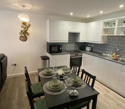 Photo of Modern 2 bedroom apartment, with car parking.