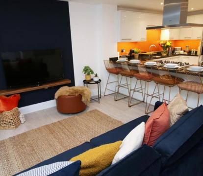 Photo of Bath Luxury City Centre 4 Bedroom Townhouse, Sleeps 8, Easy Parking, Private Courtyard Garden, by EMPOWER HOMES