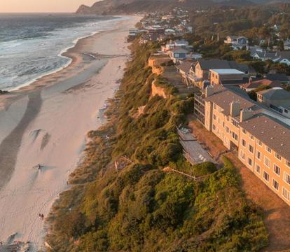 Photo of Surfland Hotel