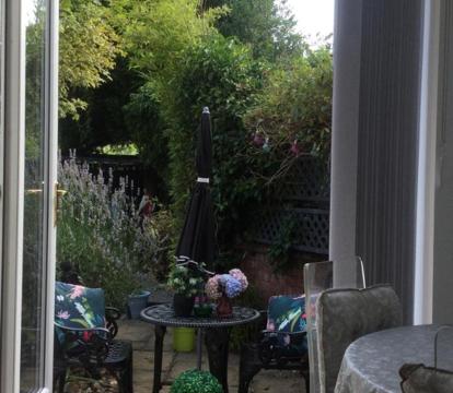 Photo of Oakleigh 1 bed ground floor garden view apartment FREE ONSITE PARKING