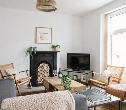 Photo of Picnic Cottage - luxury period home 2min walk to the beach