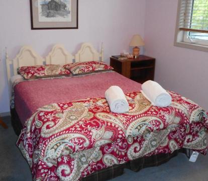 Photo of Queen, walk to village center