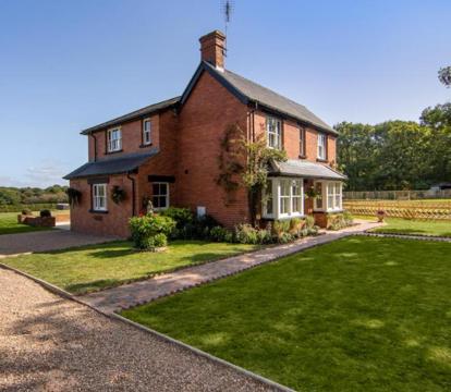 Photo of Luxury Four Bed Country House With Hot Tub - Woodchurch near to Ashford