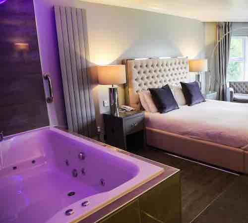 Hotels with a jacuzzi in the room in Great Britain