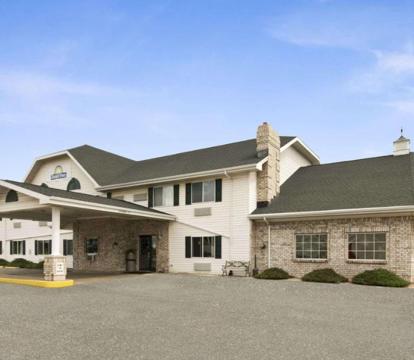 Photo of Days Inn & Suites by Wyndham Kaukauna WI