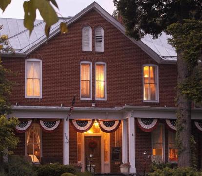 Escape to Romance: Unwind at Our Handpicked Selection of Romantic Hotels in Luray (Virginia)