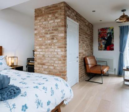 Photo of Luxury and Bright bedrooms in Queens Park