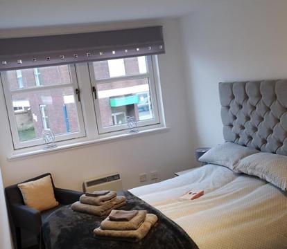 Photo of Spacious modern one Bed apartment, town centre with parking