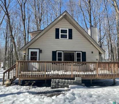 Photo of Spacious Rustic Arrowhead Lodge/ Pool/Lakes/ski