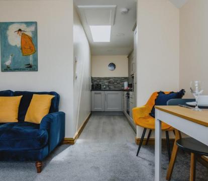 Photo of Spacious 2nd Floor Apartment - King Size Bed & Free Parking