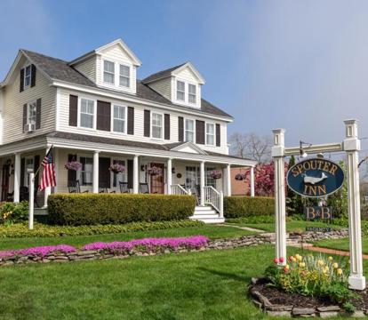 Escape to Romance: Unwind at Our Handpicked Selection of Romantic Hotels in Lincolnville (Maine)